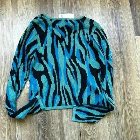 Bar III Womens Cut Out Cropped Sweater Medium Colorful Athleisure Athletic Yoga - Picture 6 of 6